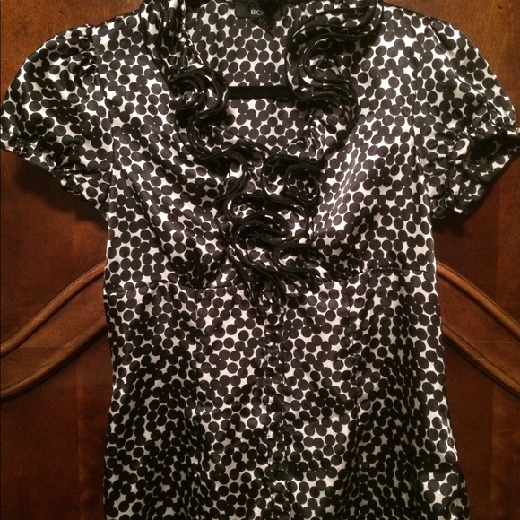BCX satin feel top with vneck ruffle black dot - Picture 1 of 4